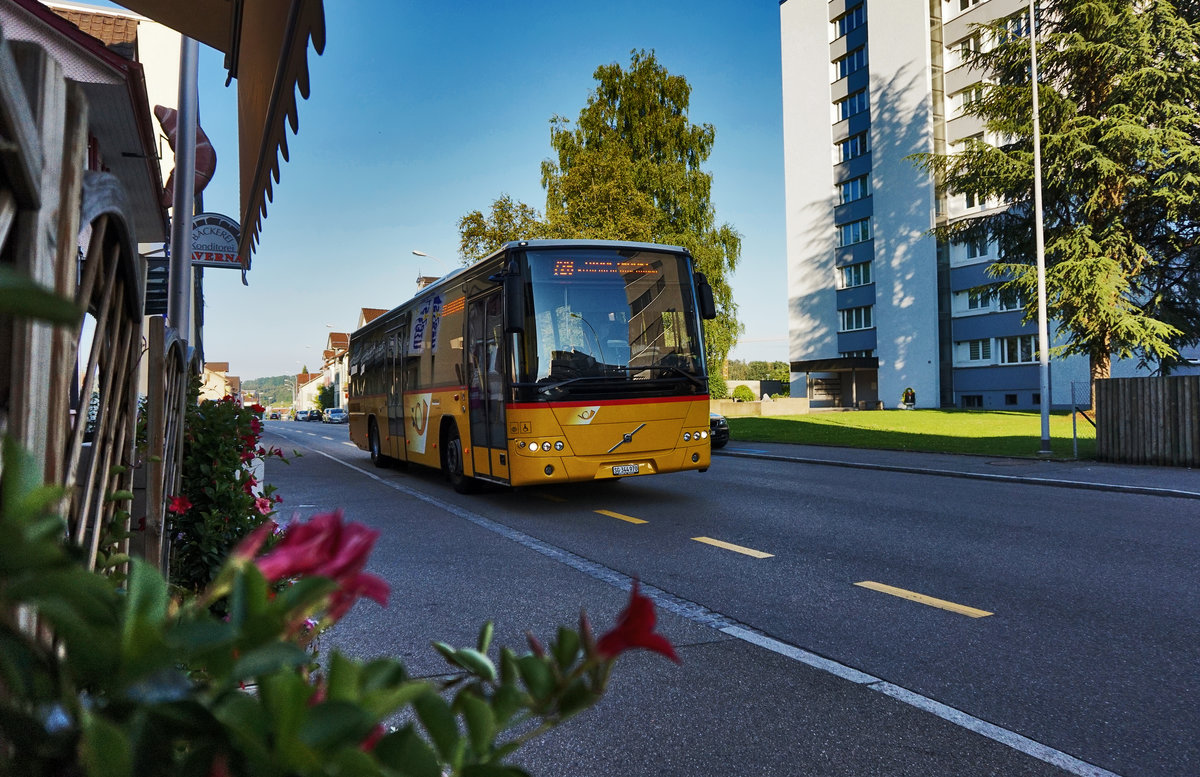 Ein Volvo 8700 LE von PostAuto, unterwegs auf der Linie 80.728, als Kurs 72831 (Niederhelfenschwil, Neudorf - Uzwil, Bahnhof).
Aufgenommen am 18.7.2016, nahe der Haltestelle Niederuzwil, Augarten.