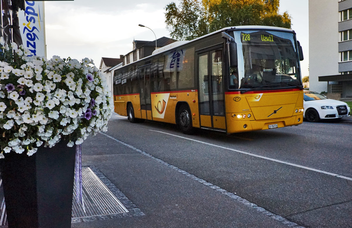 Ein Volvo 8700 LE von PostAuto, unterwegs auf der Linie 80.728, als Kurs 72833 (Niederhelfenschwil, Neudorf - Uzwil, Bahnhof).
Aufgenommen am 18.7.2016, nahe der Haltestelle Niederuzwil, Augarten.