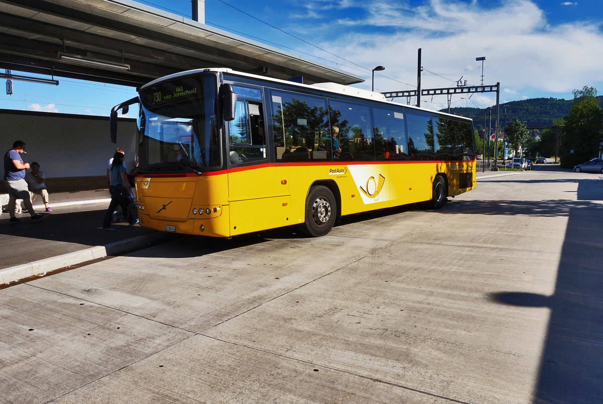 Ein Volvo 8700 LE von PostAuto, steht am 18.7.2016 abfahrtbereit an der Haltestelle Uzwil, Bahnhof.
Unterwegs war der Bus auf der Linie 80.730, als Kurs 73044 (Uzwil, Bahnhof - Jonschwil - Wil SG, Bahnhof).