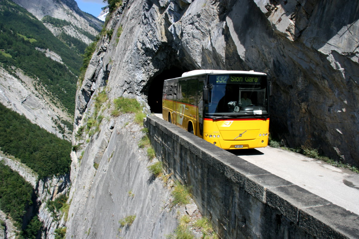 Ein Volvo 8700 Postauto auf der Linie 12.332 Deborence - Aven - Sion an der Steilkannte 300 m über dem Val di Lizerne; 06.08.2016