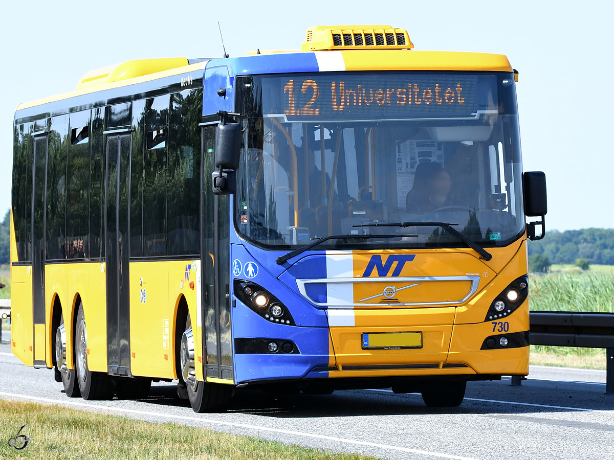 Ein Volvo-Linienbus der Firma NT Anfang Juni 2018 auf einer Landstraße bei Aalborg.