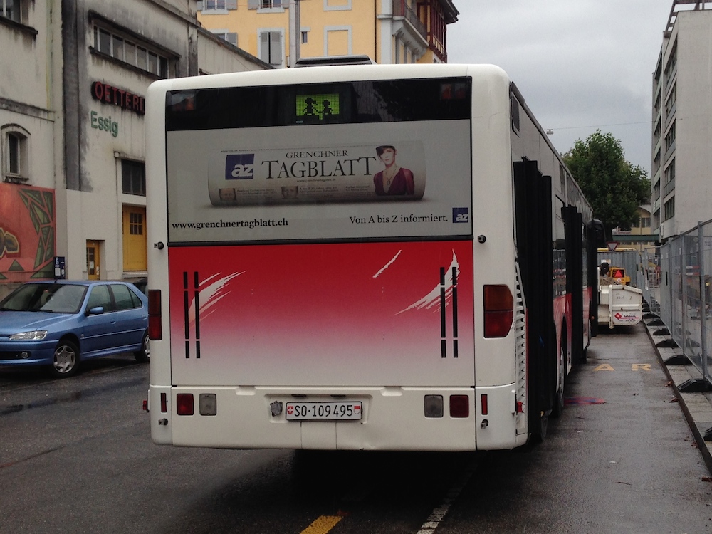 Ein wahres und schönes Unikat in der Schweiz: Mercedes Citaro L Nr. 15 (1999) der BGU im Einsatz in Solothurn auf dem Schülerkurs. Dieser Bus ist tatsächlich der schweizweit einzige Citaro I L, diverse andere (v.a. für Postauto im Einsatz) entstammen bereits der Facelift-Generation. Ich hatte den Bus an diesem Tag eigentlich in Grenchen vermutet, so jedoch konnte ich mir diesen Besuch sparen ;)