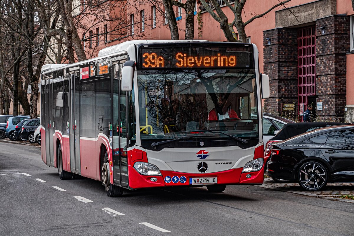 Ein Wiener Linien C2 Der 3 Generation Auf Der Linie 39A Erreicht Die 
