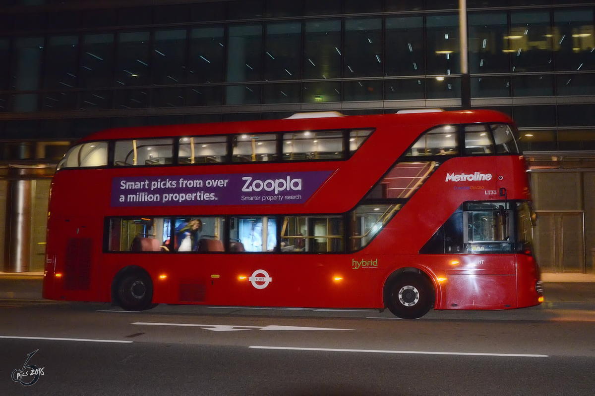 Ein Wright NB4L New Routemaster September 2013 im nächtlichen London.