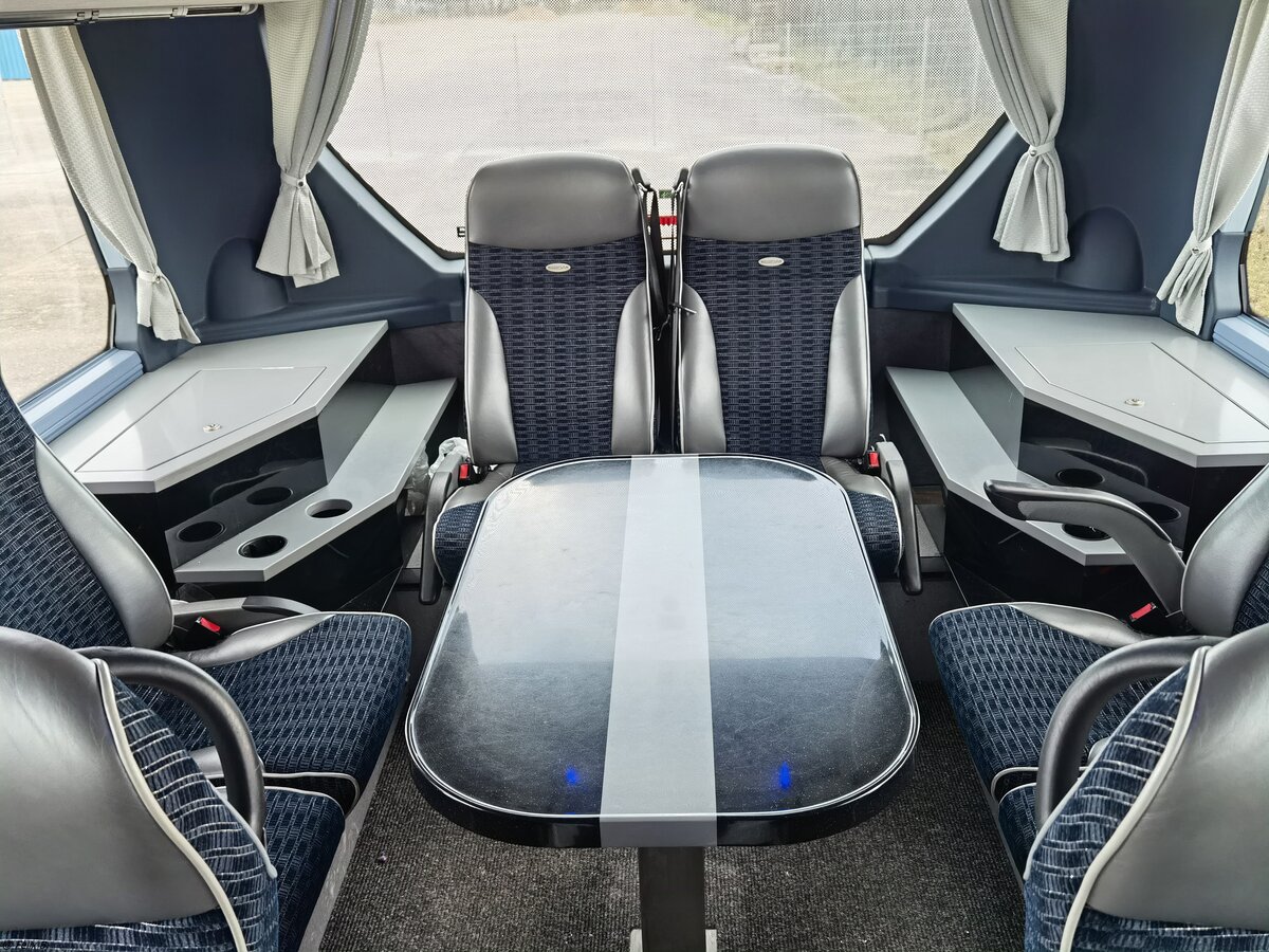 Eine Konferenzecke im Fahrgastraum eines Neoplan Cityliner von Becker-Strelitz Reisen aus Deutschland in Neubrandenburg am 20.01.2022