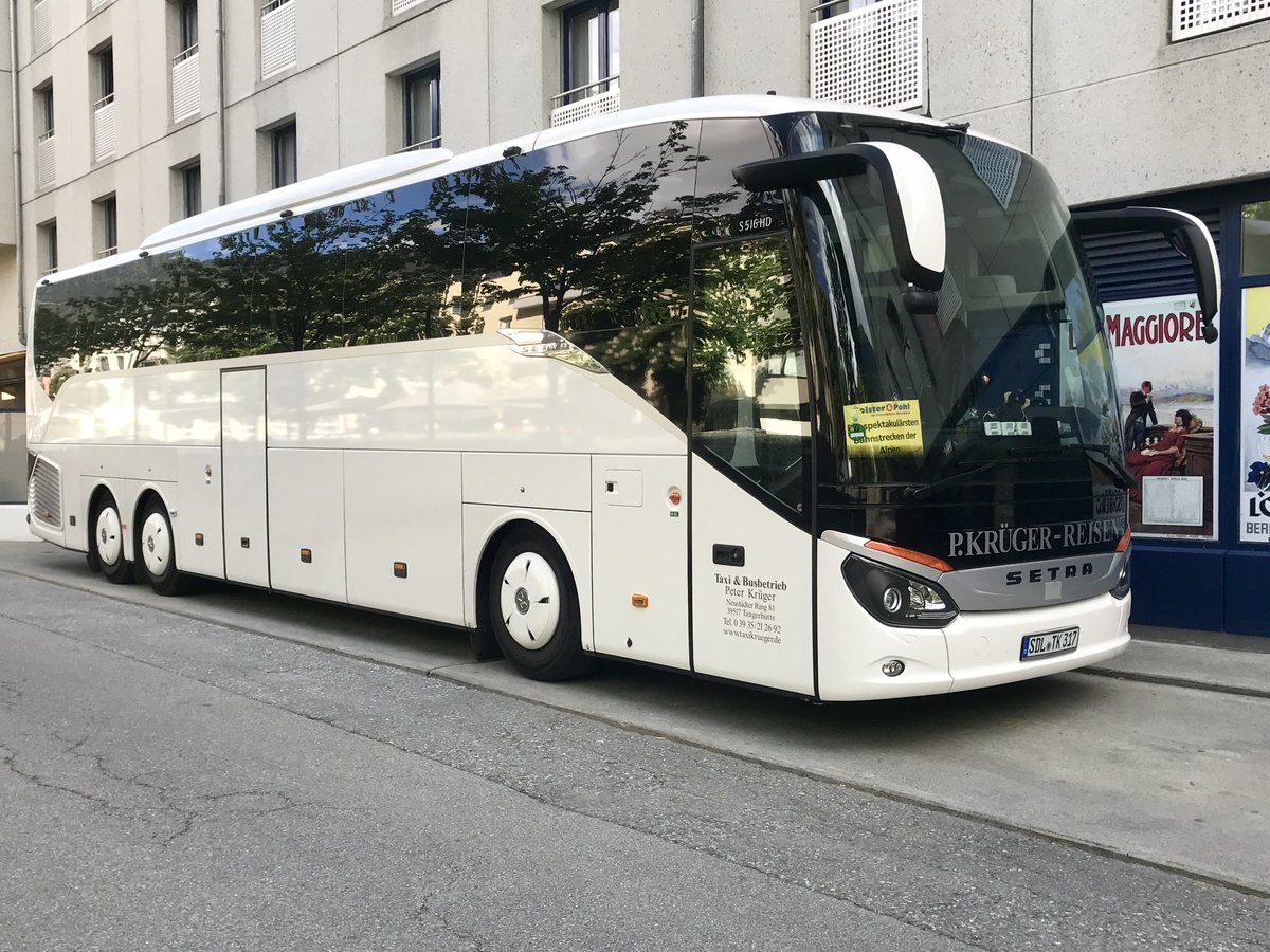 Eine Setra 516 HD von P. Krüger Reisen am 11.5.18 vor dem Hotel Good Night Inn in Brig parkiert.