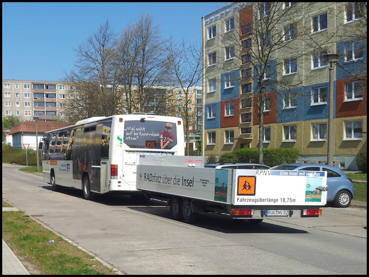 Einen Monat zu frh ist der Volvo mit Hnger unterwegs, warum wei ich nicht. Volvo 8700 mit Fahrradanhnger der RPNV in Sassnitz am 25.04.2013