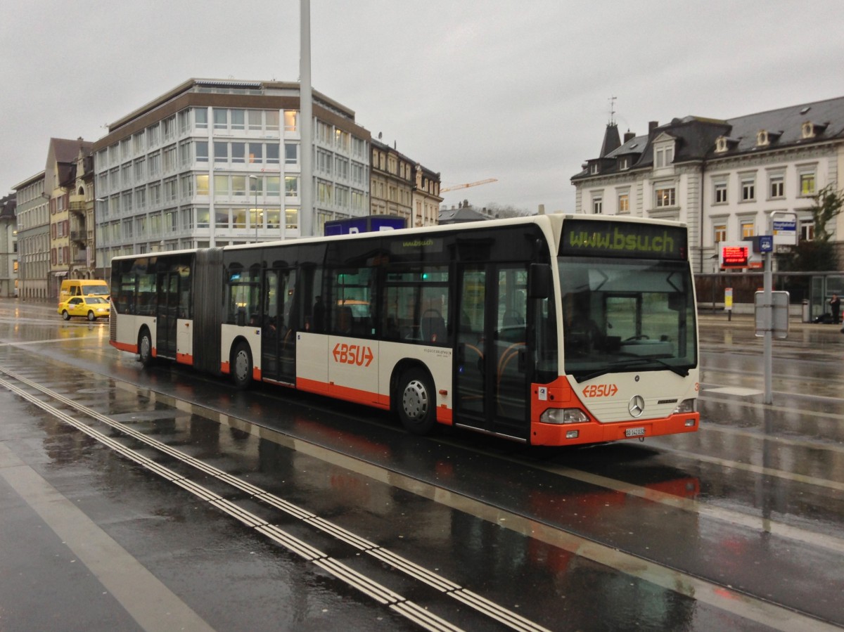 Einer von drei BSU Citaro I G der ersten Serie, Wagen Nr. 32. Seit der Ablieferung der neuen Citaro C2 sind die anderen 2 (30-31) nur noch Reserve, Wagen 32 wird im moment noch hufiger eingesetzt, da er ein Fahrgastzhlsystem hat. Solothurn Hauptbahnhof, 07.02.2014.