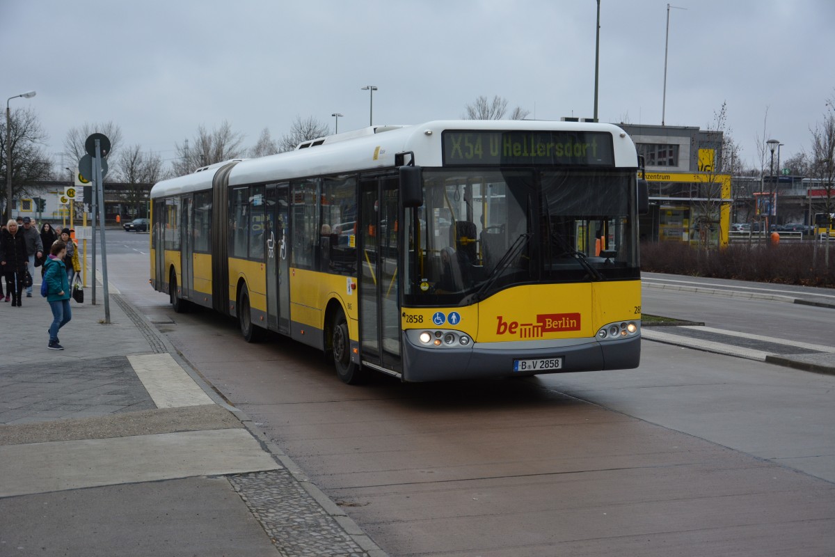 Einer der ganz alten Busse der Marke Solaris bei der BVG. B-V 4268 (Solaris Urbino 18) fährt am 17.01.2015 auf der Linie X54. Aufgenommen am S-Bahnhof Marzahn.
