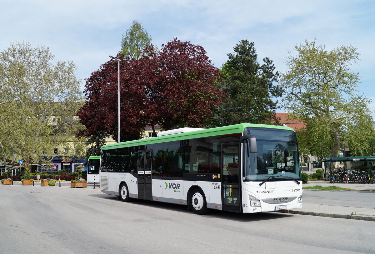 Einer der neuen Iveco Crossway Überlandbusse für den Verkehrsverbund Ostregion (VOR) des Unternehmens Dr. Richard (W-2728LO) wartet am Bahnhofsplatz in Stockerau auf den nächsten Einsatz, 26.04.2019.