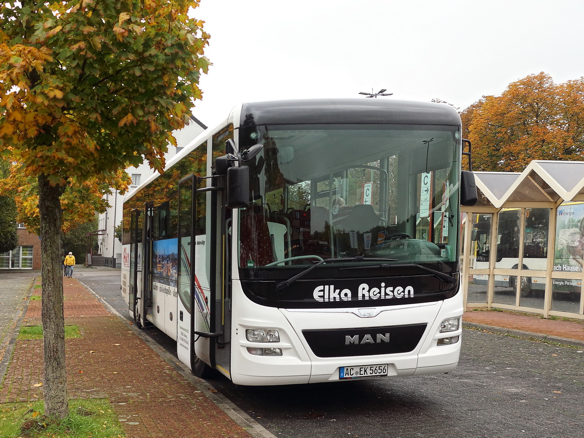 Einstiegbereich eines MAN Lion´s Intercity der Elka Reisen im Busbahnhof von Geilenkirchen am 09. Oktober 2020. 