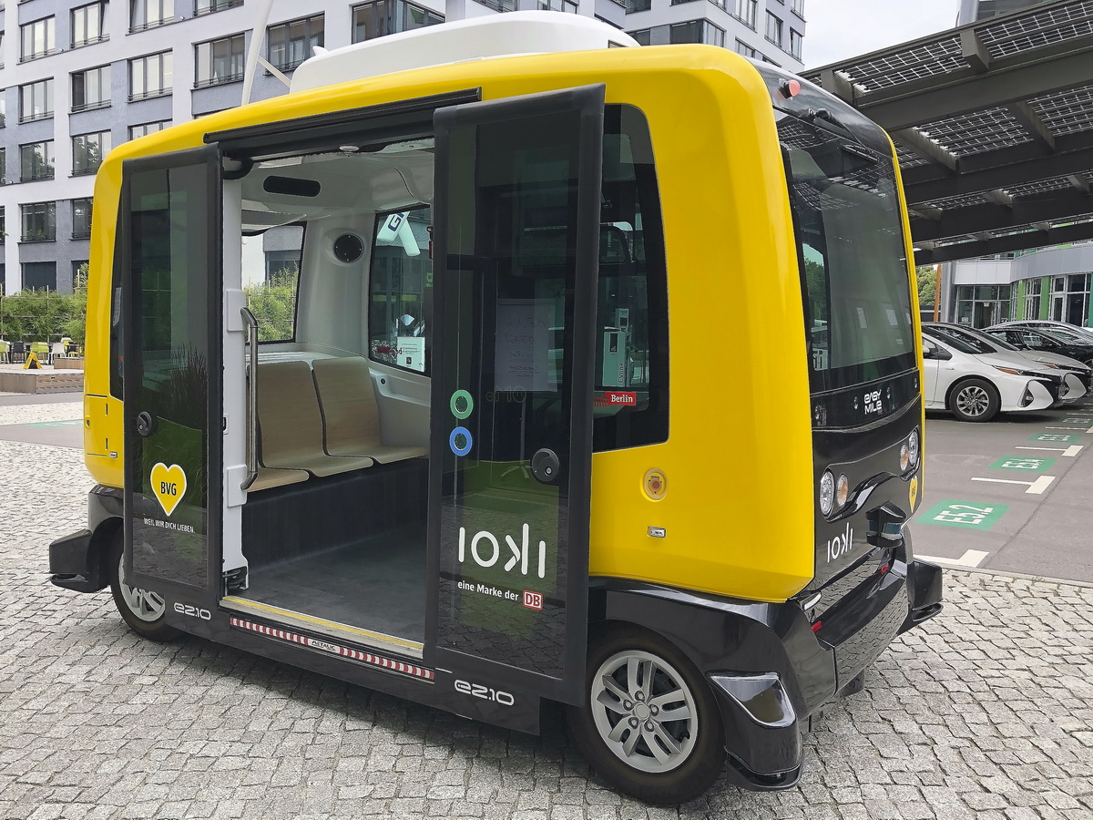 Einstiegsbereich des Kleibusses des Herstellers EasyMile beim Testbetrieb zum autonomen Fahren der Deutsche Bahn und der Berliner Verkehrsbetriebe auf dem EUREF-Campus in Berlin Schöneberg. Genutzt am 20. Juni 2018.