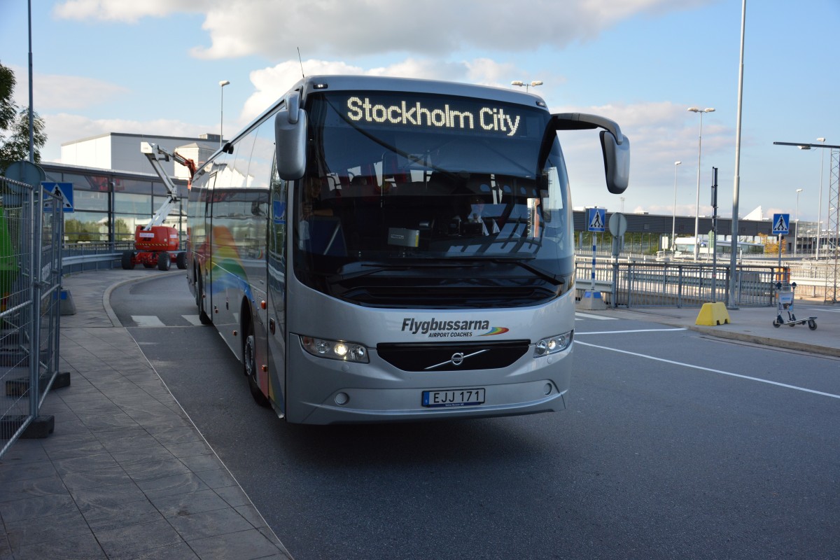 EJJ 171 (Volvo 9700) auf dem Weg in die Innenstadt von Stockholm. Am 13.09.2014 Stockholm Arlanda Flughafen aufgenommen.