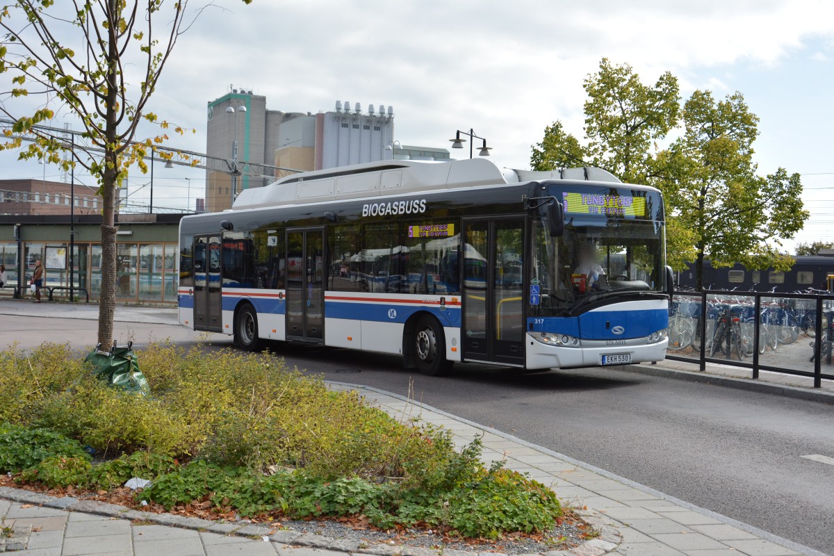 EKH 530 (Solaris Urbino 12 CNG) fährt am 17.09.2014 auf der Linie 5. Aufgenommen am Busbahnhof Västerås. 