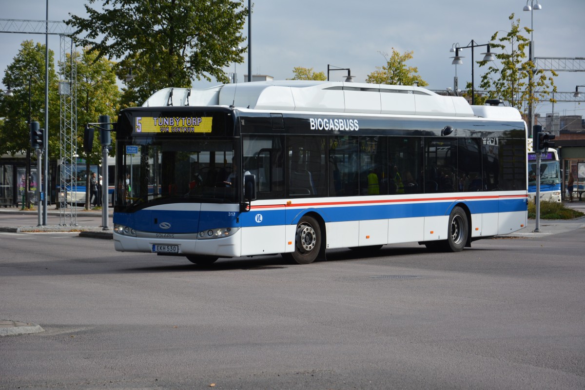 EKH 530 (Solaris Urbino 12 CNG) fährt am 17.09.2014 auf der Linie 5. Aufgenommen am Busbahnhof Västerås. 
