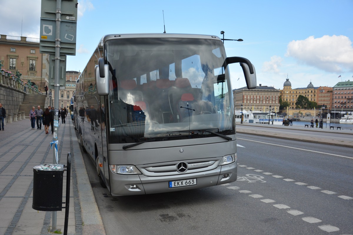EKX 663 abgestellt am 16.09.2014 Skeppsbron Stockholm. Aufgenommen wurde ein Mercedes Benz Tourismo.