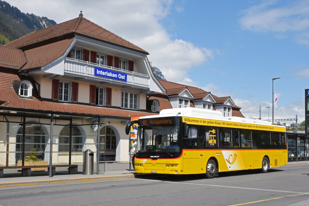 Elektro Bus der Post, auf der Linie 102, wartet beim Bahnhof Interlaken Ost. Der zwölf Meter lange E-Bus wird vom niederländischen Hersteller Ebusco gemietet. Die Aufnahme stammt vom 30.04.2019.