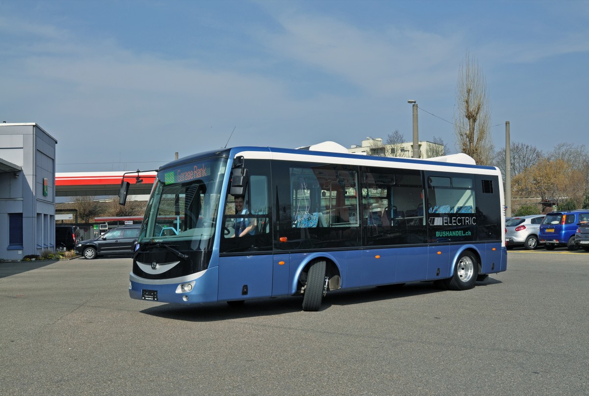 Elektro Testbus SOR EBN 8 wird bei den Basler Verkehrs Betriebe ab dem 1. April 2015 auf den Kleinbuslinien 35 und 45 getestet. Hier steht der Bus auf dem Hof der Garage Rankstrasse. Die Aufnahme stammt vom 18.03.2015.