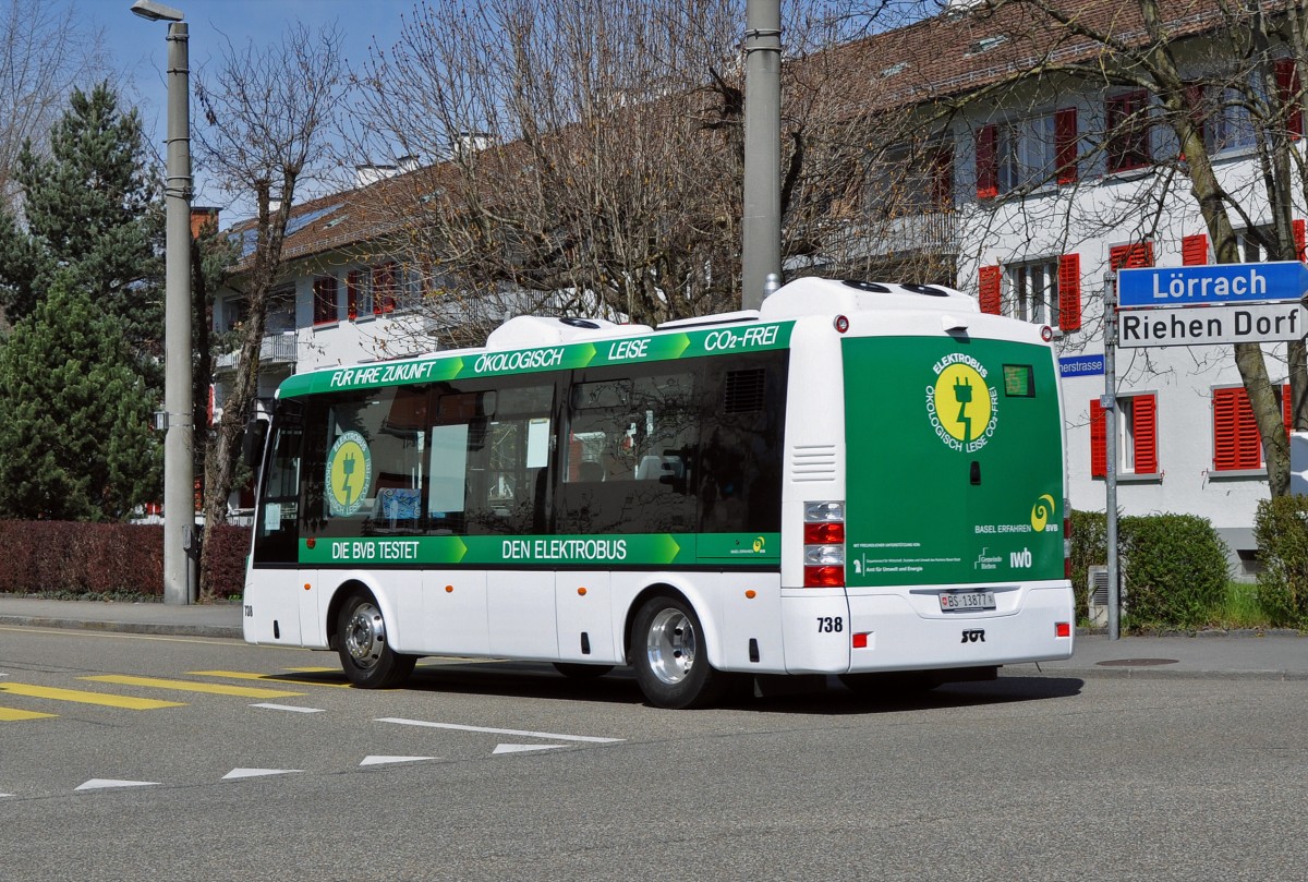 Elektro Testbus SOR EBN 8 wird bei den Basler Verkehrs Betriebe ab dem 1. April 2015 auf den Kleinbuslinien 35 und 45 getestet. Hier fährt der Bus auf der Linie 35 Richtung Endstation an der Habermatten. Die Aufnahme stammt vom 07.04.2015.