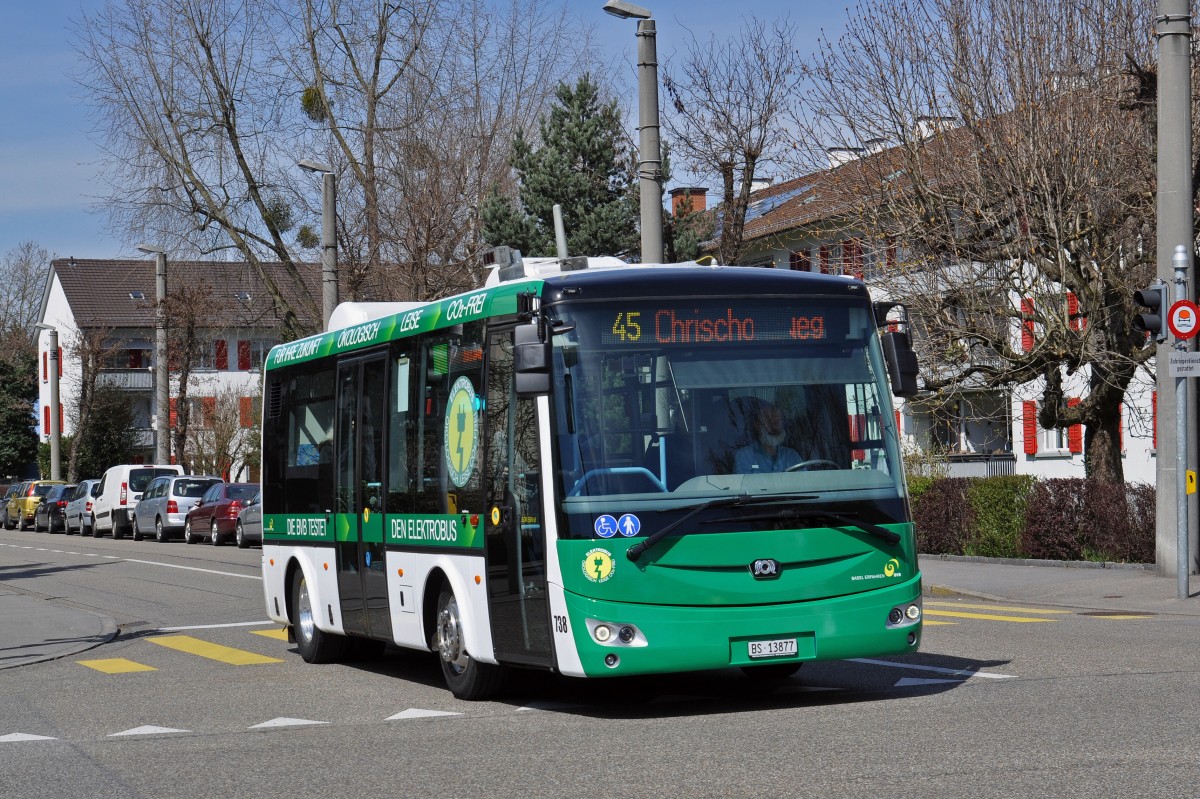 Elektro Testbus SOR EBN 8 wird bei den Basler Verkehrs Betriebe ab dem 1. April 2015 auf den Kleinbuslinien 35 und 45 getestet. Hier fährt der Bus auf der Linie 45 Richtung Haltestelle Rauracher. Die Aufnahme stammt vom 07.04.2015.