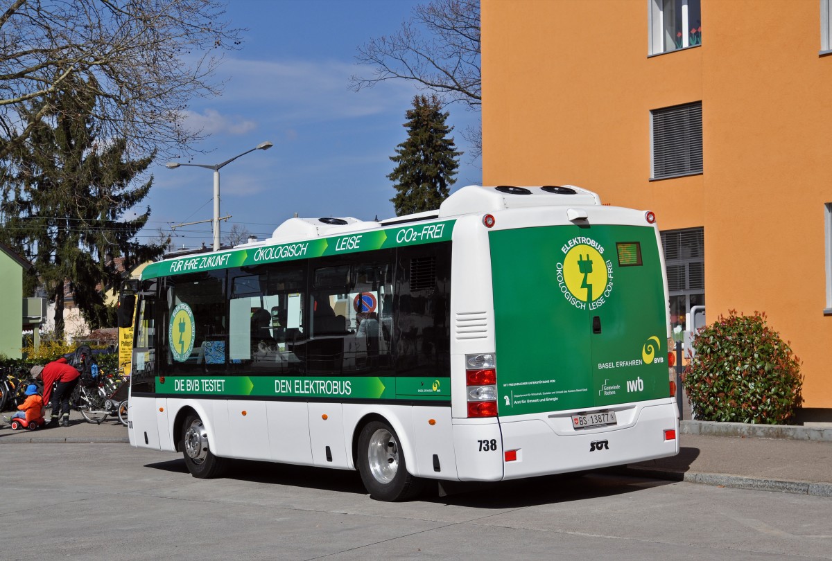 Elektro Testbus SOR EBN 8 wird bei den Basler Verkehrs Betriebe ab dem 1. April 2015 auf den Kleinbuslinien 35 und 45 getestet. Hier steht der Bus an der Endstation an der Habermatten. Die Aufnahme stammt vom 07.04.2015.