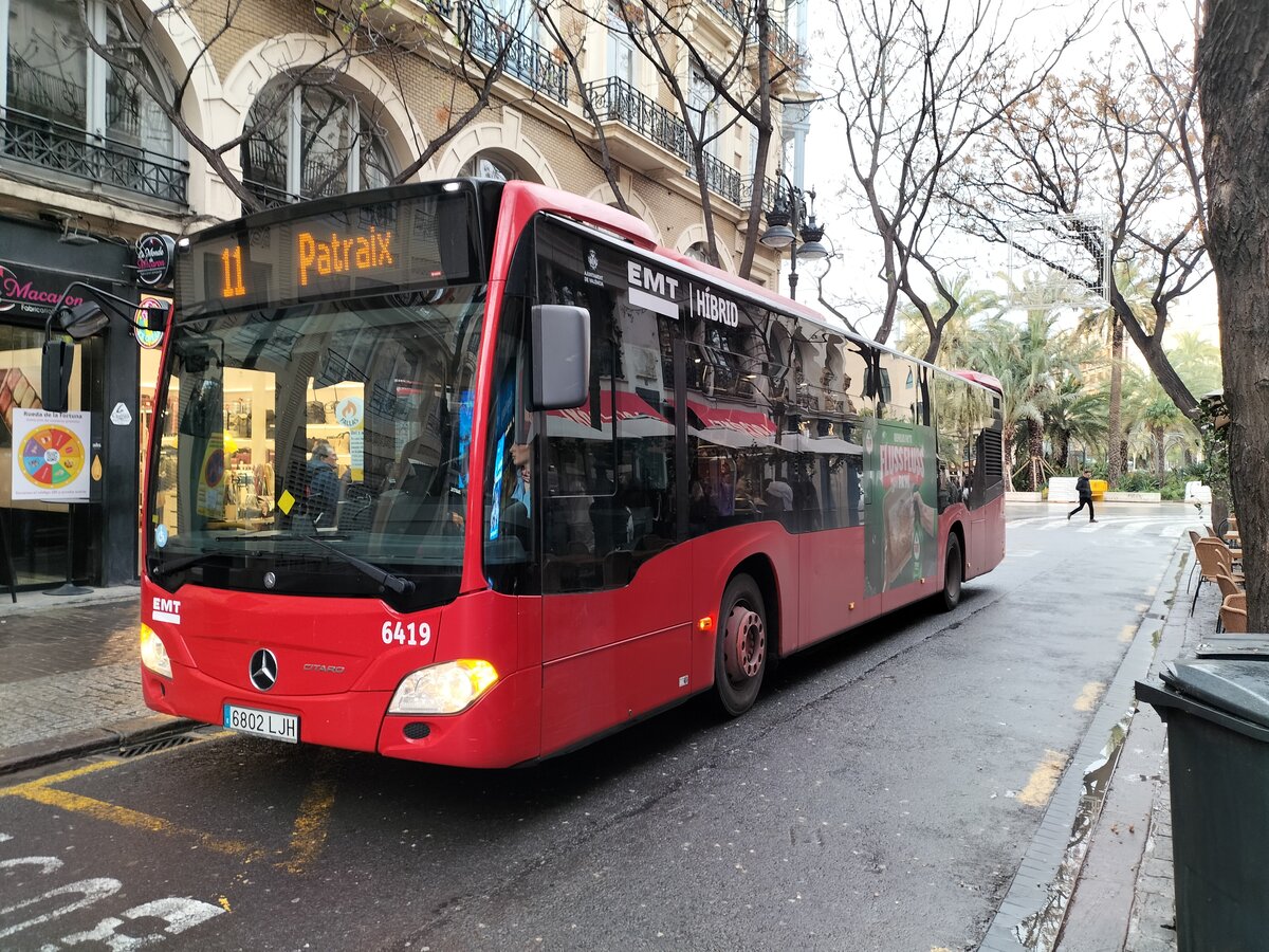 EMT Valencia 6419, Mercedes-Benz Citaro C2, bedient die Haltestelle Plaza de la Reina als Linie 11 in Richtung Patraix in Valencia am 07.03.2026