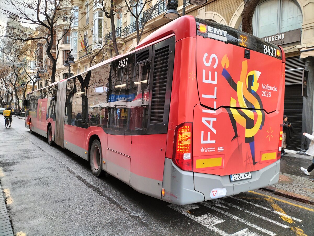 EMT Valencia 8427, Mercedes-Benz Citaro C2 G, bedient die Haltestelle Plaza de la Reina als Linie 32 in Valencia am 07.03.2026