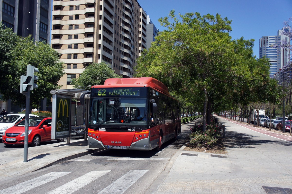 EMT Valencia (Stadtbus): MAN Castrosua, Wagennummer 9405 an der Metro- Station Beniferri. Aufgenommen im Mai 2013.