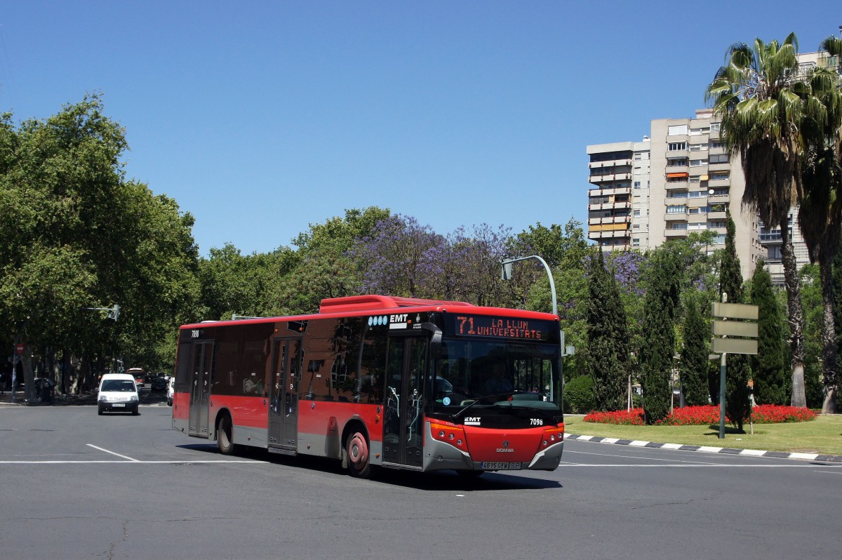 EMT Valencia (Stadtbus): Scania Carsa, Wagennummer 7098 befährt die Avinguda de Blasco Ibáñez. Aufgenommen im Mai 2013.