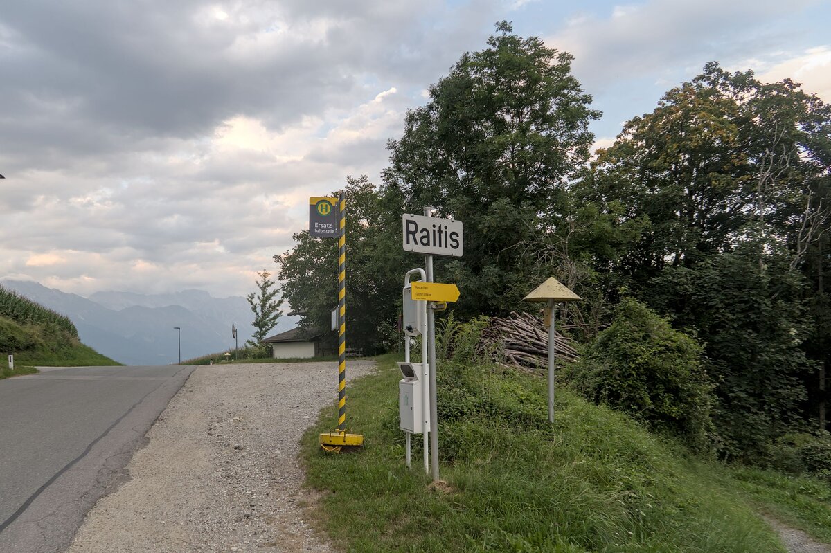 Ersatzhaltestelle Mutters Raitis f�r den Schienenersatzverkehr der Stubaitalbahn an der L227. Aufgenommen 10.8.2025.