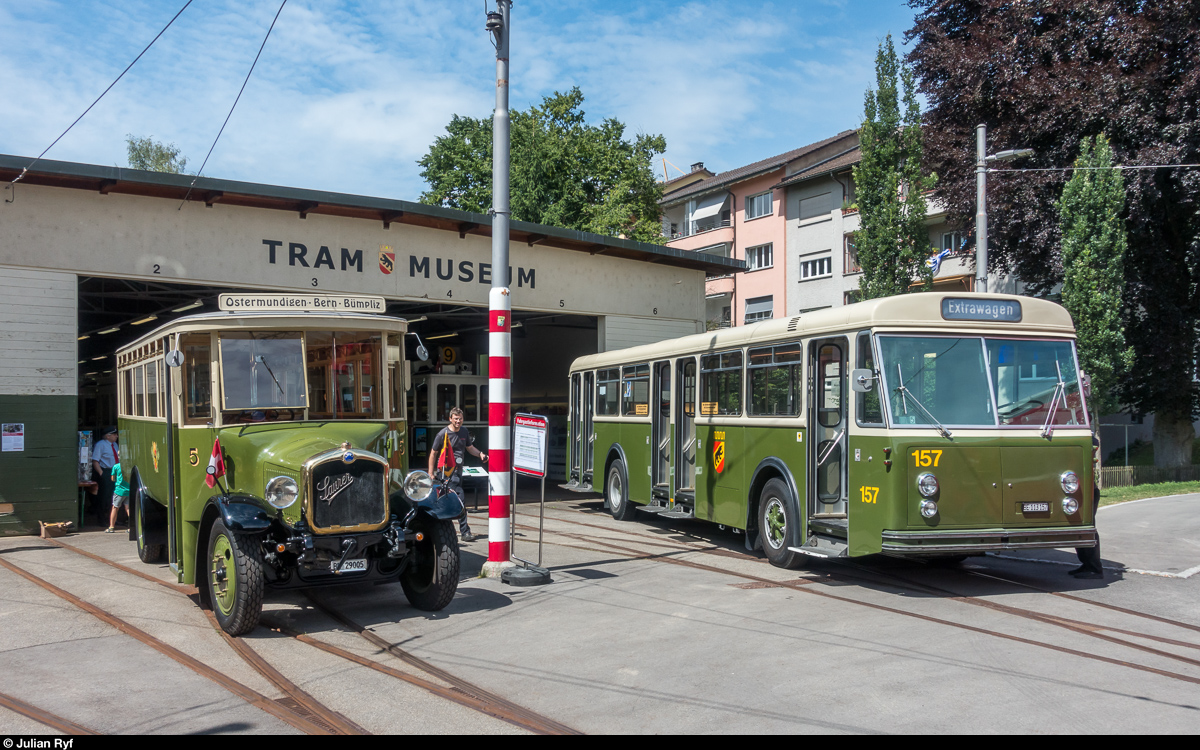 Erster Betriebstag der Stiftung BERNMOBIL historique am 24. Juni 2018. <br>
Autobusse 5 (1924) und 157 (1965) beim Tramdmuseum Weissenbühl.