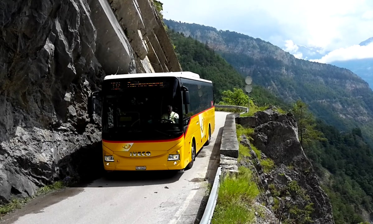 Es gibt in der Schweiz einige atemberaubende Bergpostastrassen. Doch die Bergpoststrasse in die Derborence übertrifft alles. Das Postauto fährt hier entlang einer 300m senkrechten Steilwand. Links sollten nur die schwindelfreinen Passagiere stehen. 
Iveco Crossway Postauto auf dem Kurs 12.332 Sion-Aven-Derborence an der 300m Steilwand kurz vor der Tunnelpassage; 23.07.2016
