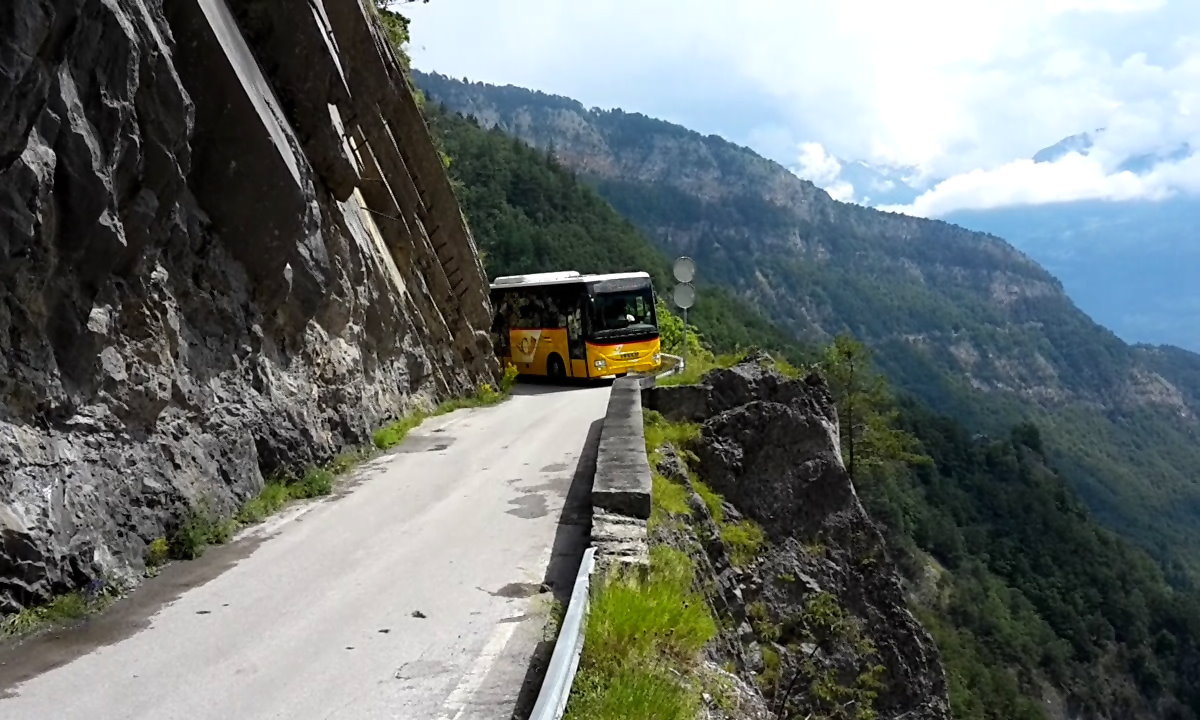 Es gibt in der Schweiz einige atemberaubende Bergpostastrassen. Doch die Bergpoststrasse in die Derborence übertrifft alles. Das Postauto fährt hier entlang einer 300m senkrechten Steilwand. Links sollten nur die schwindelfreinen Passagiere sitzen.
Iveco Crossway Postauto auf dem Kurs 12.332 Sion-Aven-Derborence an der 300m Steilwand kurz vor der Tunnelpassage; 23.07.2016