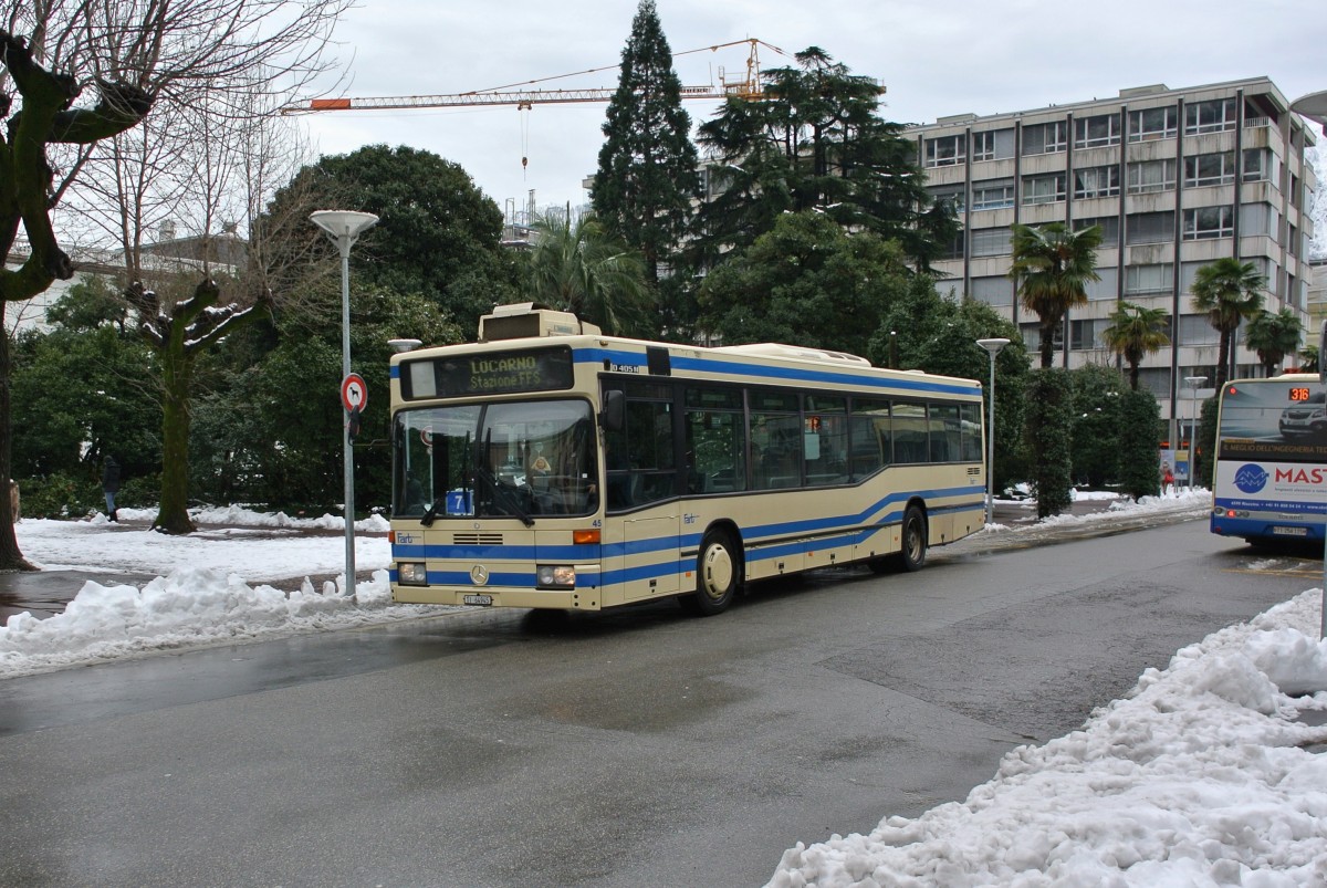 Es schneite im Tessin wieder einmal bis in die Ebene; MB 405 N Nr. 45 bei der Haltestelle Locarno Via della Pace, 16.02.2015.