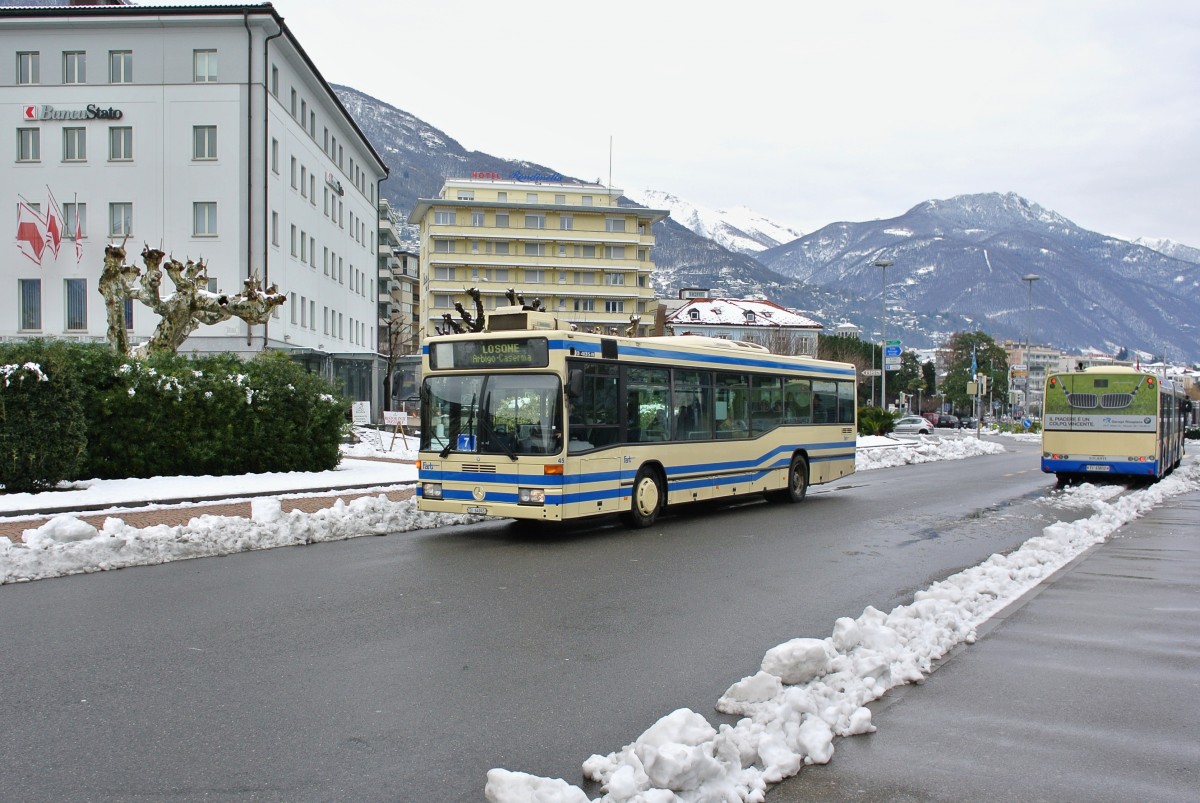 Es schneite im Tessin wieder einmal bis in die Ebene; MB 405 N Nr. 45 bei der Haltestelle Locarno Debarcadero, 16.02.2015.
