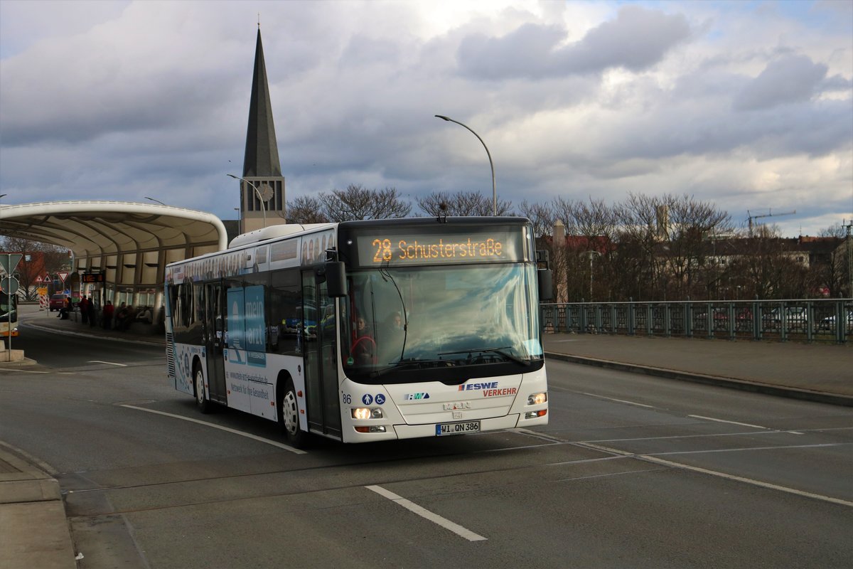 ESWE Verkehr MAN Lions City Wagen 86 am 18.01.20 auf der Theodor Heuss Brücke die zur Zeit für Autos gesperrt ist