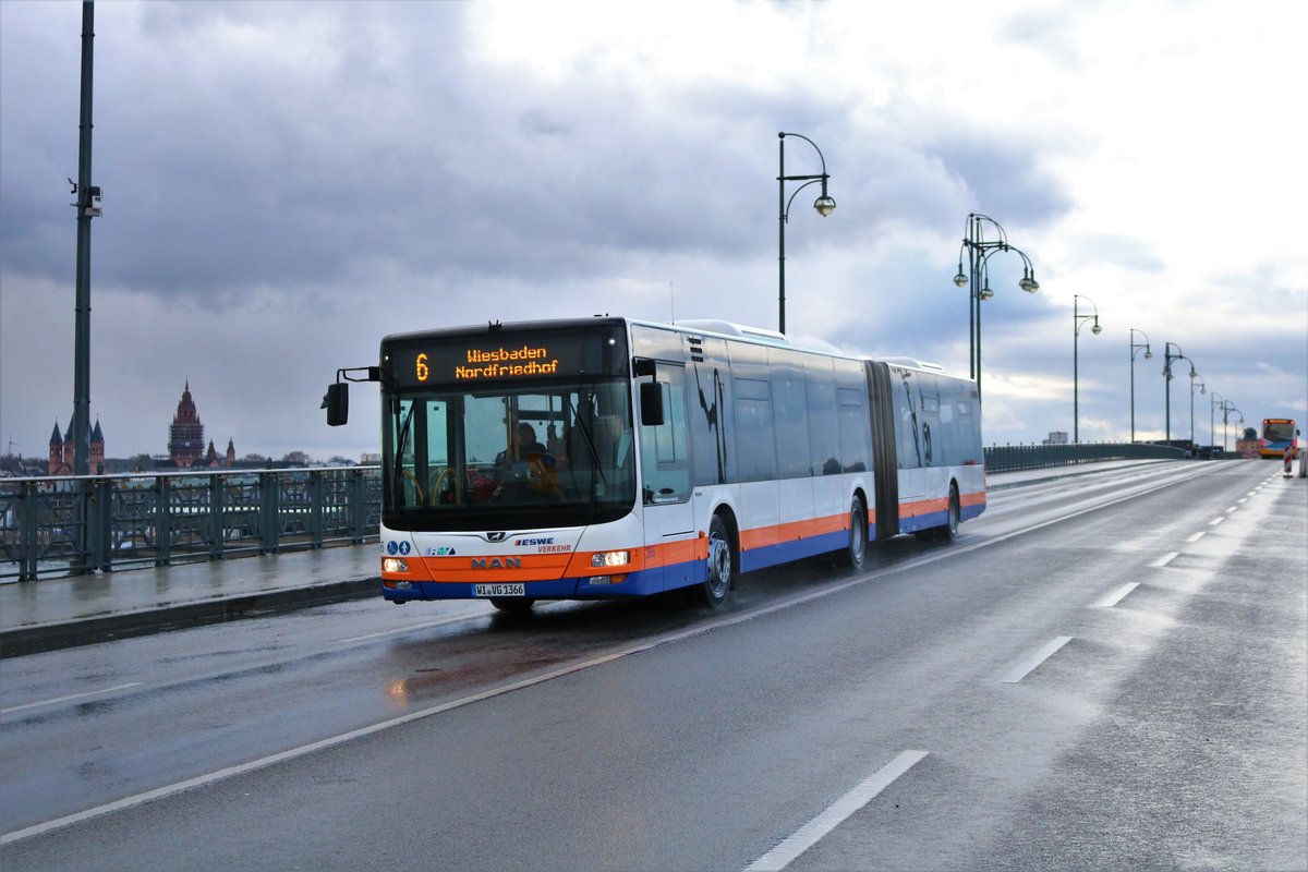 ESWE Verkehr MAN Lions City G Wagen 366 am 18.01.20 auf der Theodor Heuss Brücke die zur Zeit für Autos gesperrt ist