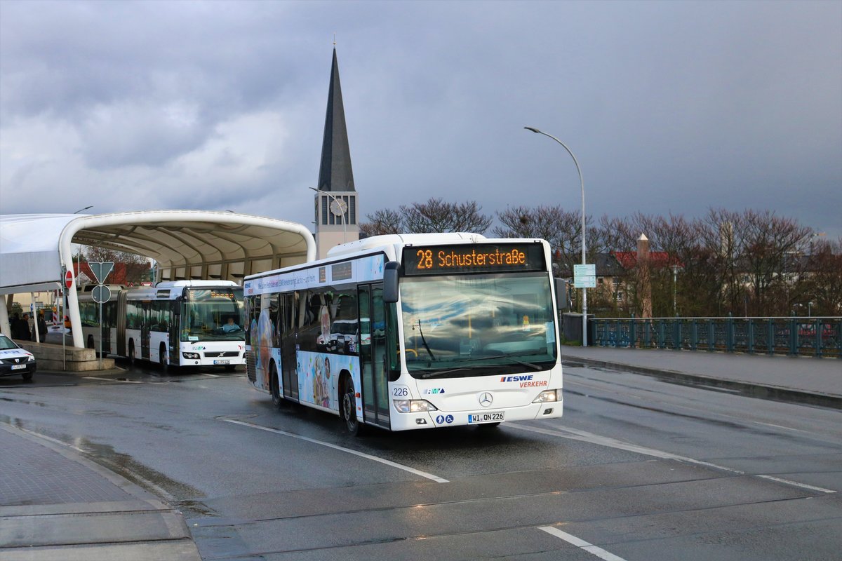 ESWE Verkehr Mercedes Benz Citaro 1 Facelift Wagen 226 am 18.01.20 auf der Theodor Heuss Brücke die zur Zeit für Autos gesperrt ist