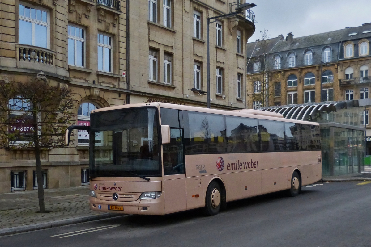 EW 1027, Mercedes Benz Integro von Emile Weber, steht in einer Querstraße in der Stadt Luxemburg abgestellt. 02.12.2020