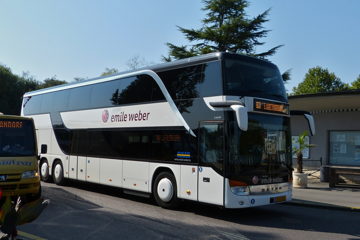 EW 1056, Setra S 431 DT von Emile Weber, macht halt am Busbahnhof in Remich. 23.03.2015