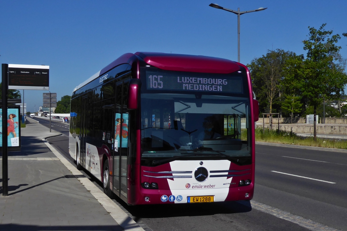 EW 1288, Mercedes Benz e Citaro nähert sich einer Bushaltestelle in der Stadt Luxemburg. 05.2020