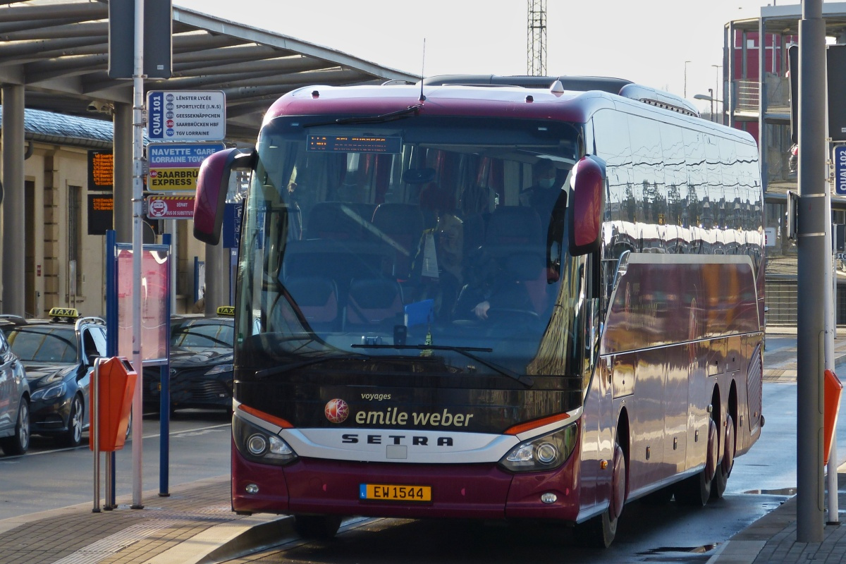 EW 1544, Setra S 519 HD, von Emile Weber, steht am Bahnhof in Luxemburg bereit um zum Hauptbahnhof von Saarbrücken zu fahren. 02.2022 
