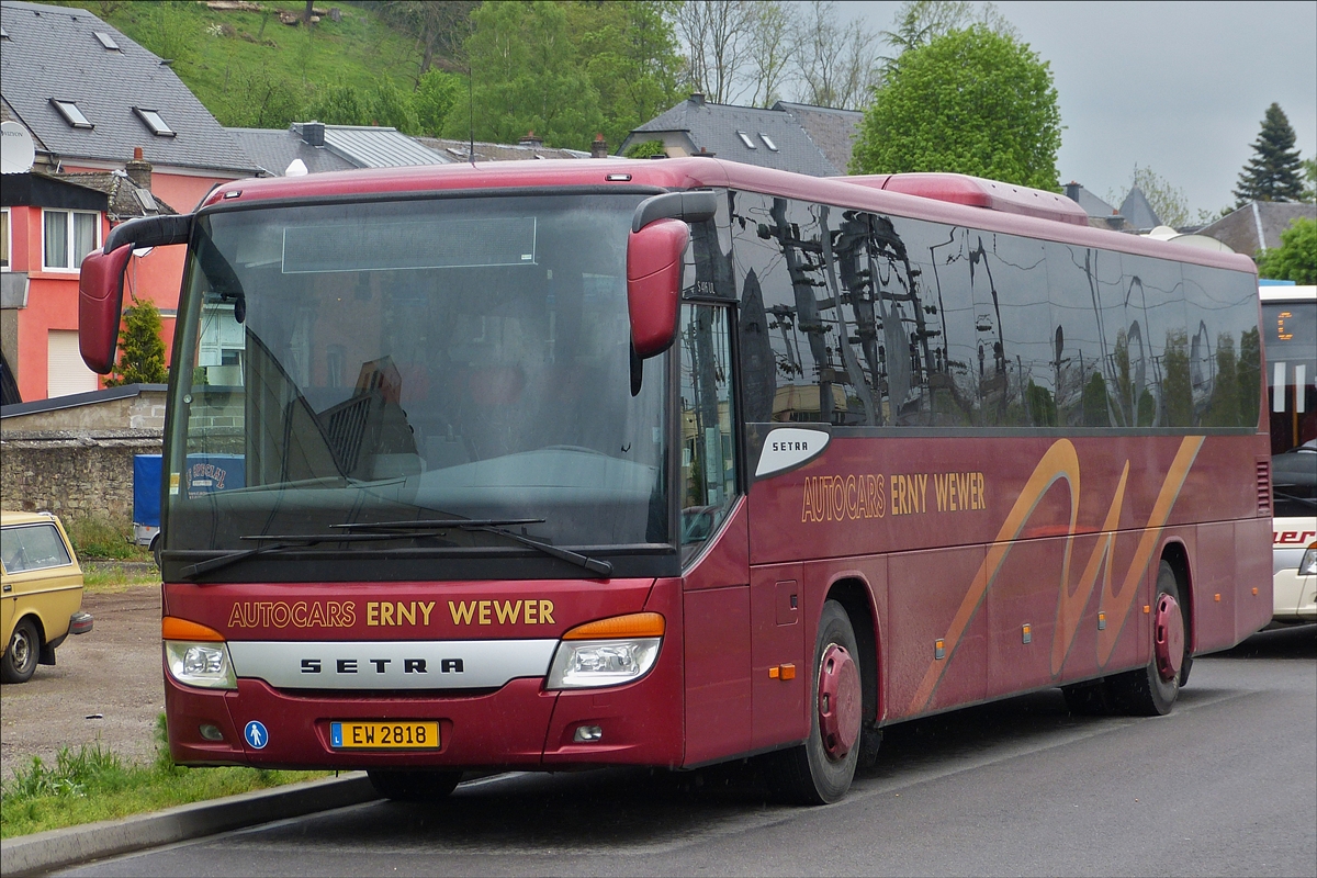 .Ew 2818, Setra S 415 UL von Autocars Erny Wewer machte am 10.05.2016 in Ettelbrck eine kurze Pause. 