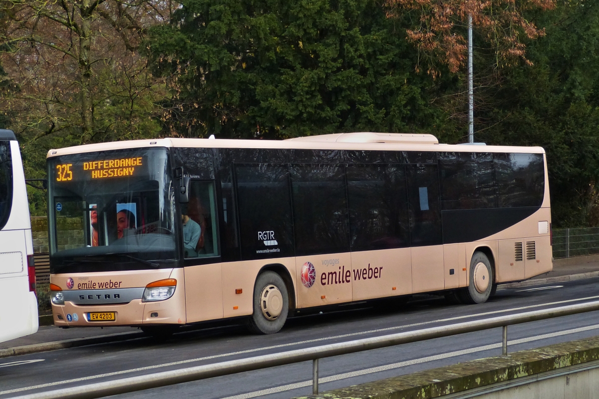 EW 4203, Setra S 416 LE von Emile Weber, in den Straßen der Stadt Luxemburg unterwegs. 07.12.2020