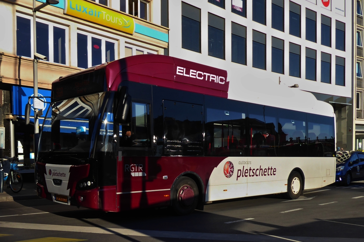 EW 4209, VDL Citea Elektric von Autocars Pletschette, verlässt den Busbahnhof am Bahnhof der Stadt Luxemburg. 30.12.2019