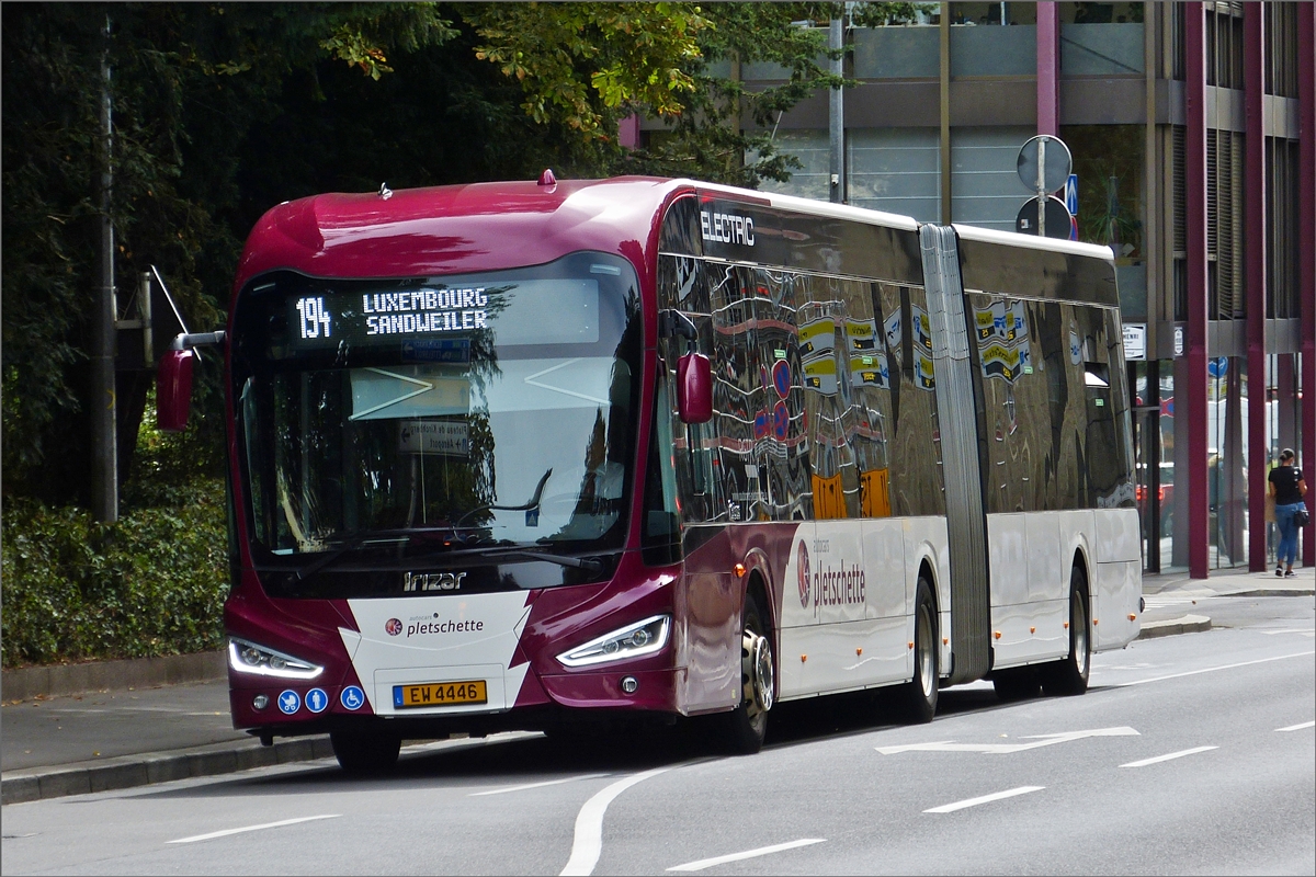 EW 4446, Irizar ie Bus von Voyages Pletschette, gesehen in der Stadt Luxemburg. 08.2020 