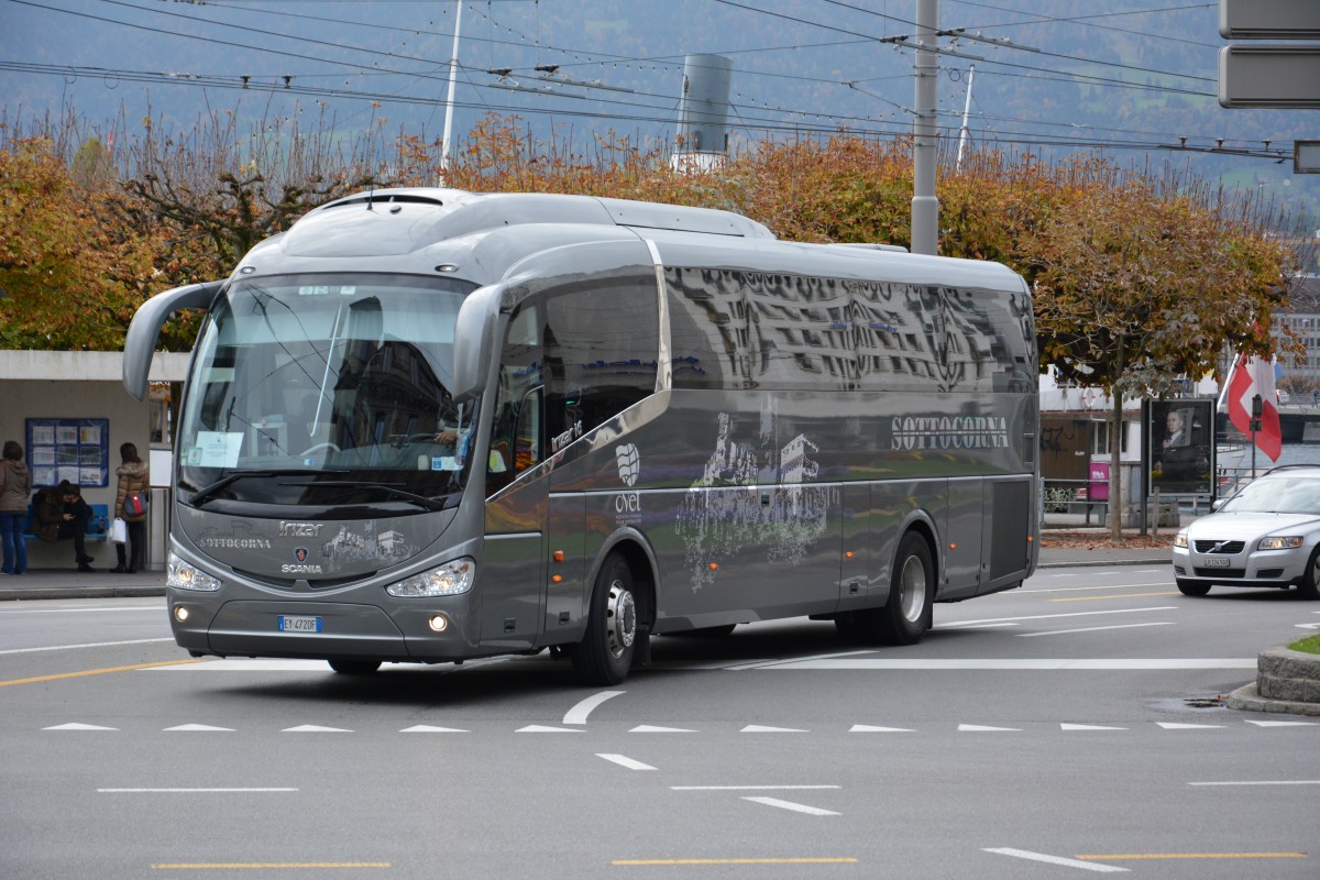 EY-472DF aus Italien (Scania Irizar I6) fährt am 08.10.2015 durch Luzern (Luzernerhof).
