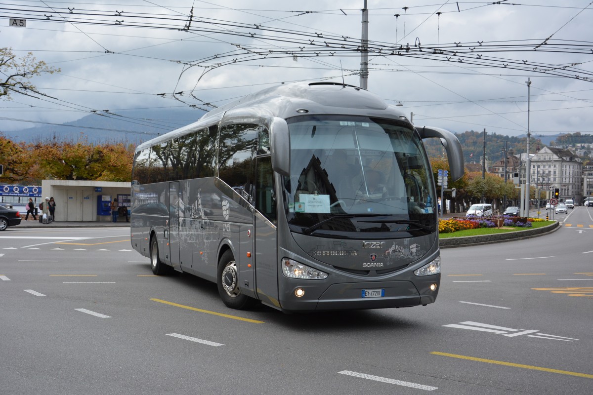 EY-472DF aus Italien (Scania Irizar I6) fährt am 08.10.2015 durch Luzern (Luzernerhof).
