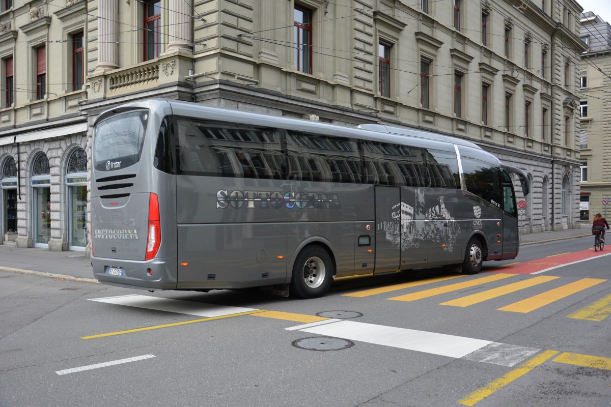 EY-472DF aus Italien (Scania Irizar I6) fährt am 08.10.2015 durch Luzern (Luzernerhof).
