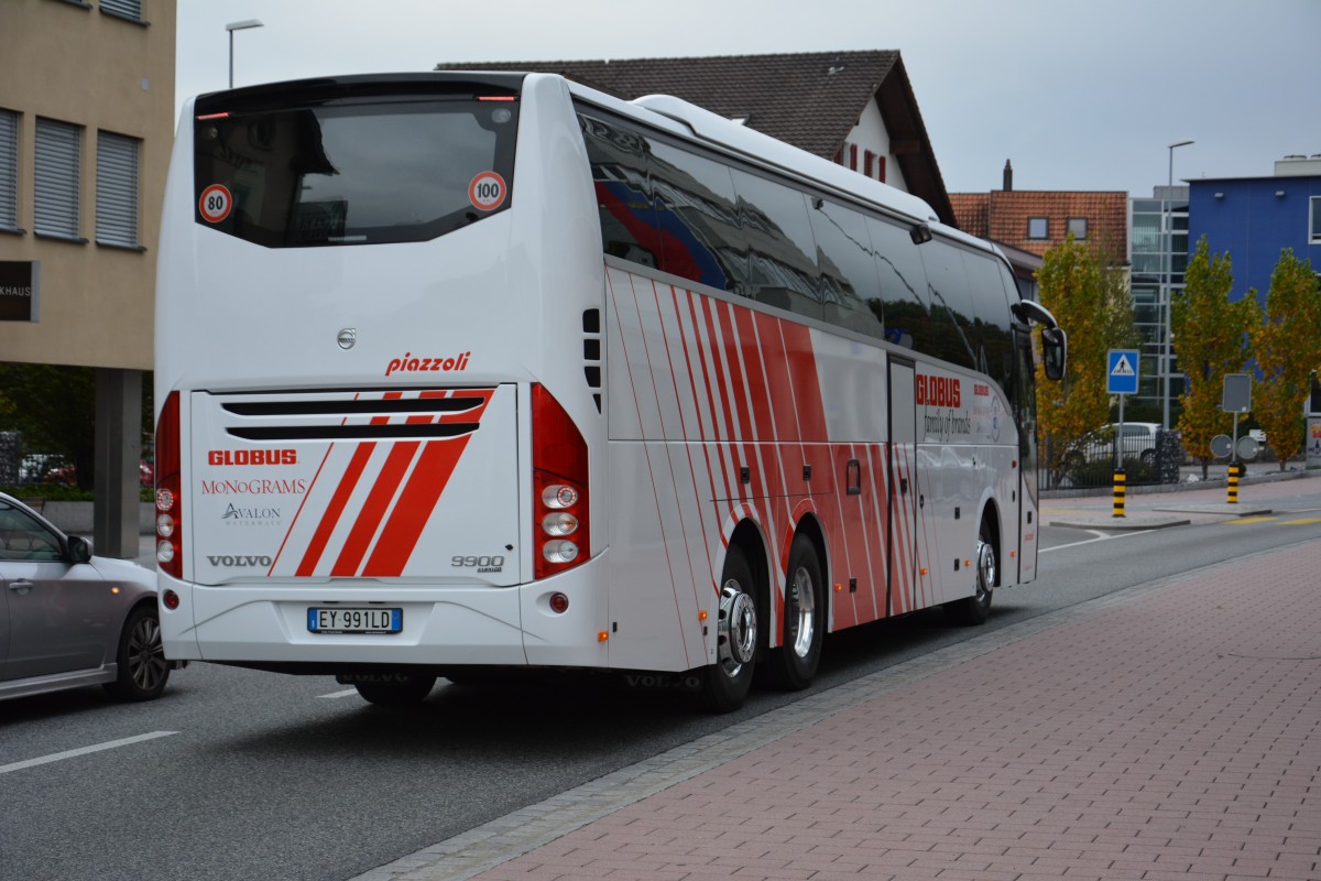 EY-991LD fährt am 09.10.2015 durch Schaan, Liechtenstein. Aufgenommen wurde ein Volvo 9900.
